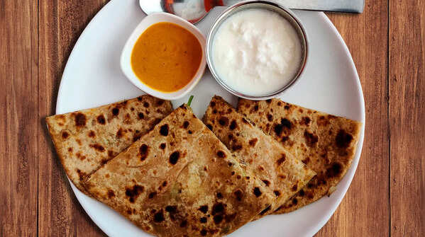 Aloo Paratha aur Achar
