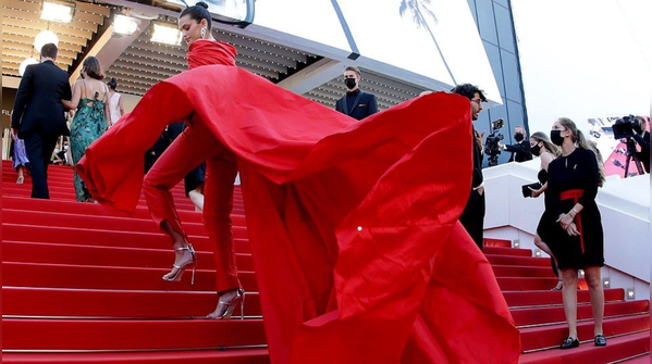 No trails and giant gowns on the carpet