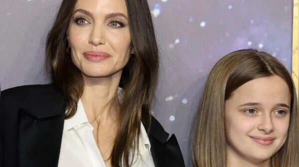 Vivienne Jolie, 17