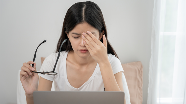Can vitamin deficiencies trigger eye twitching?