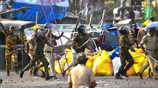 Police use lathicharge to disperse crowd