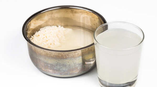 Other ways to use cooked rice water: Use for kneading the dough