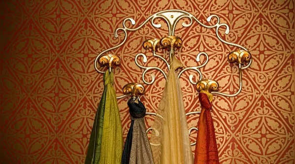 Smart ways to use old dupatta as wall panel