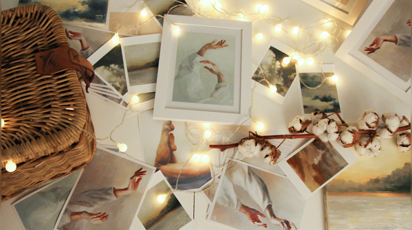 Outline photoframes or put in your creativity with polaroids