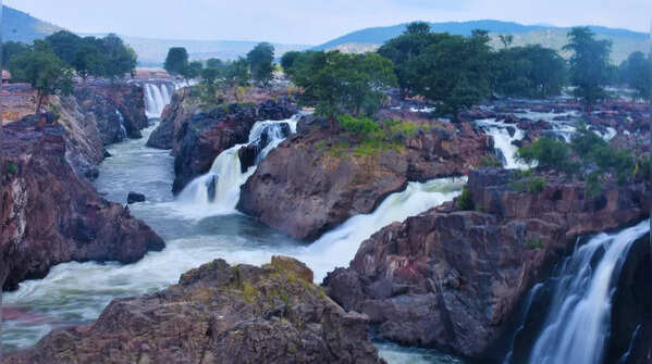 Hogenakkal Falls in Tamil Nadu