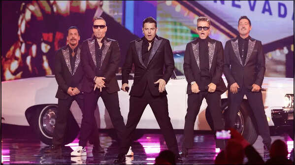 New Kids on the Block return to the AMAs