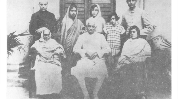 Young Nehru with his family
