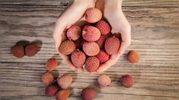 Avoid shriveled or dry-looking litchi