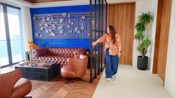 Blue-walled travel photo den