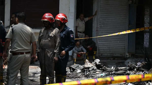 Residents join rescue efforts as people flee burning building