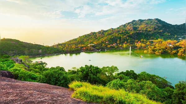 Nakki Lake, Rajasthan: Dug with fingernails