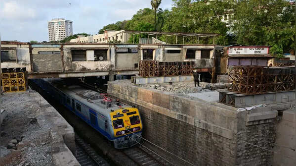 Old Sion flyover in Mumbai gets new support