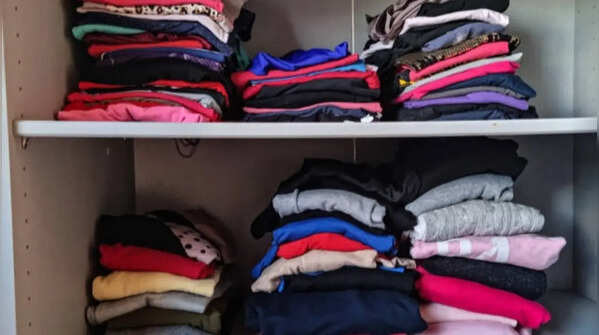 Organize clothes according to their categories