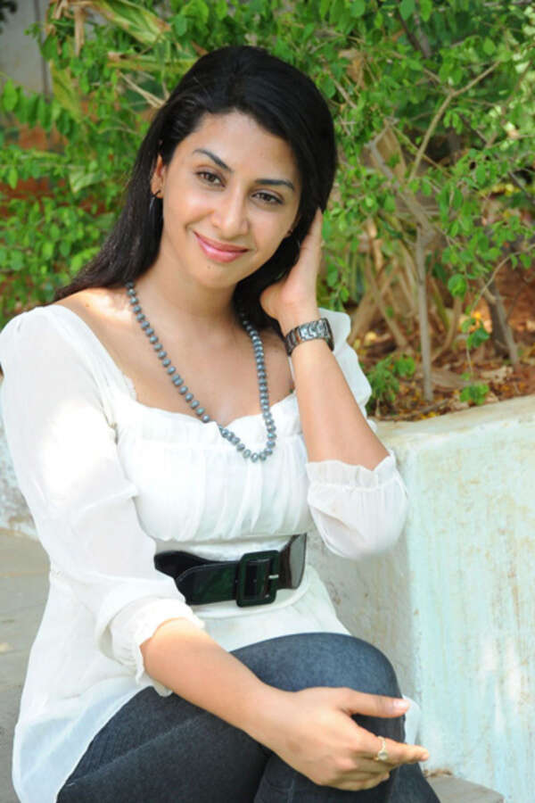 Gayathri Iyer Wallpapers