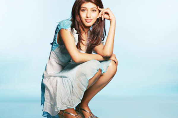 Divya Bhandari Wallpapers