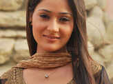 Actress Sara Khan injured in accident