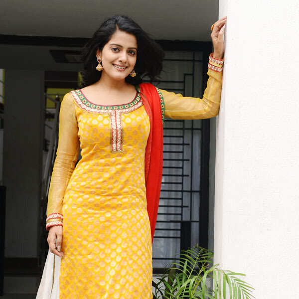 Vishakha Singh Wallpapers