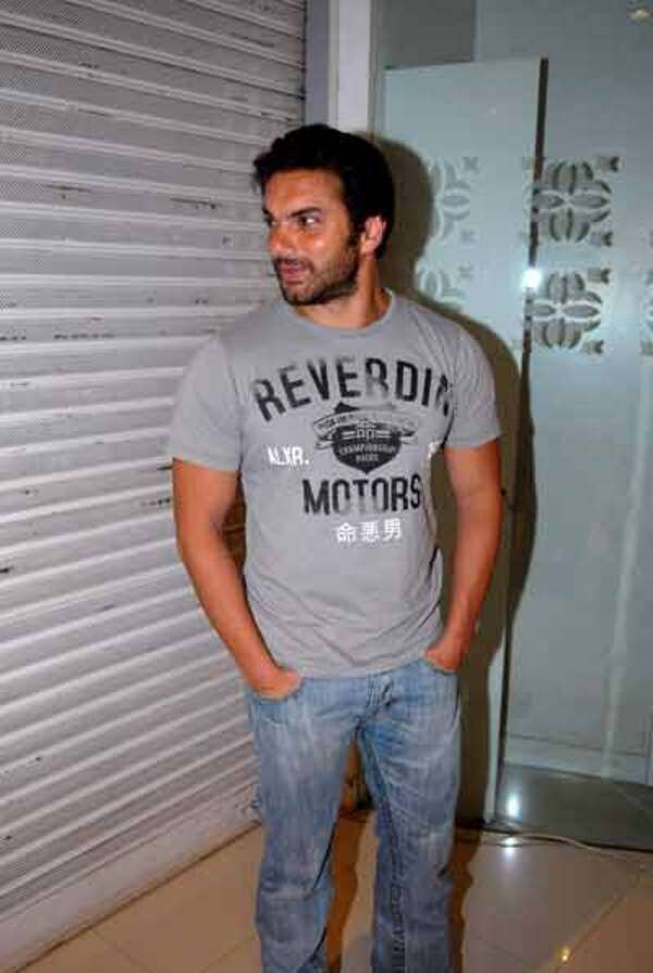 Anthony Gonsalves Photos
