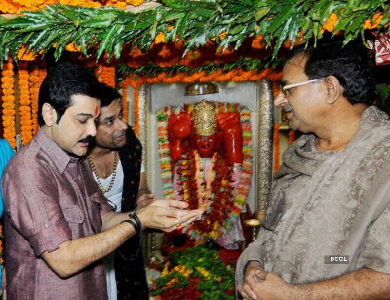 Prosenjit, Mousumi at Hanuman Mandir 