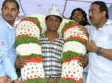 Duniya Vijay celebrates his b'day with fans