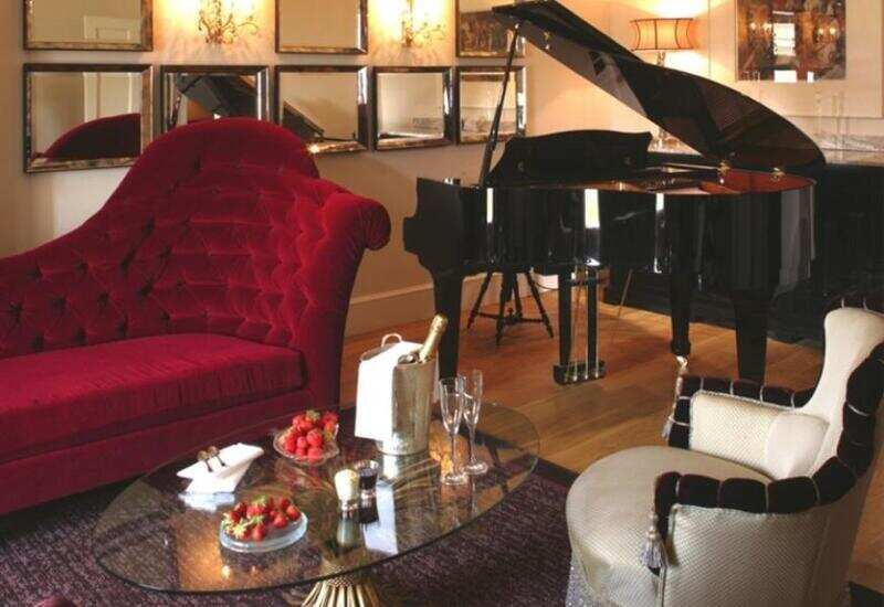 Room-with-piano
