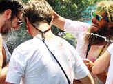 Foreign tourists play Holi!