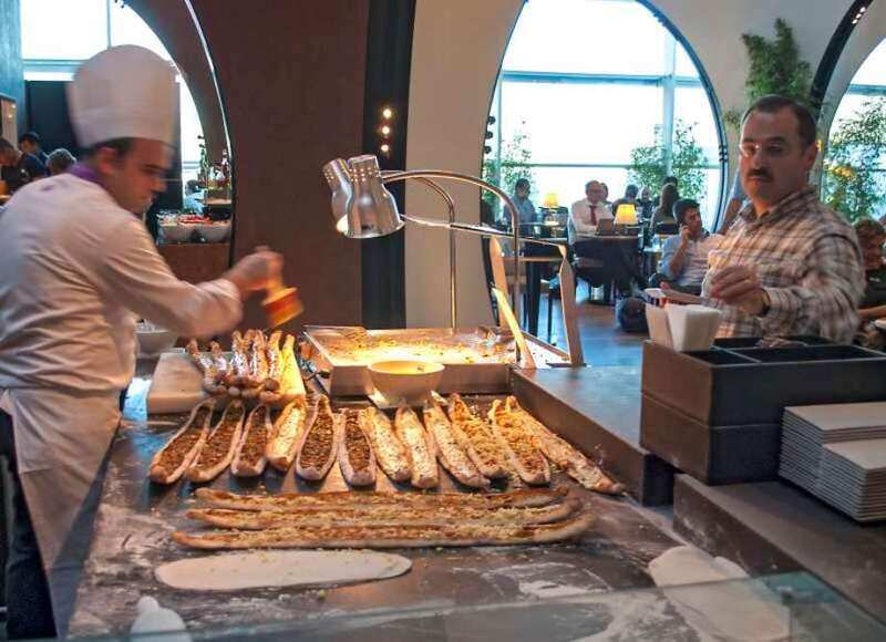 turkish-airlines-lounge-istanbul-chef-at-an-hotplate-of-local-cuisine-1_01