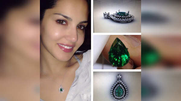 Sunny Leone's hot, sexy and cute selfies