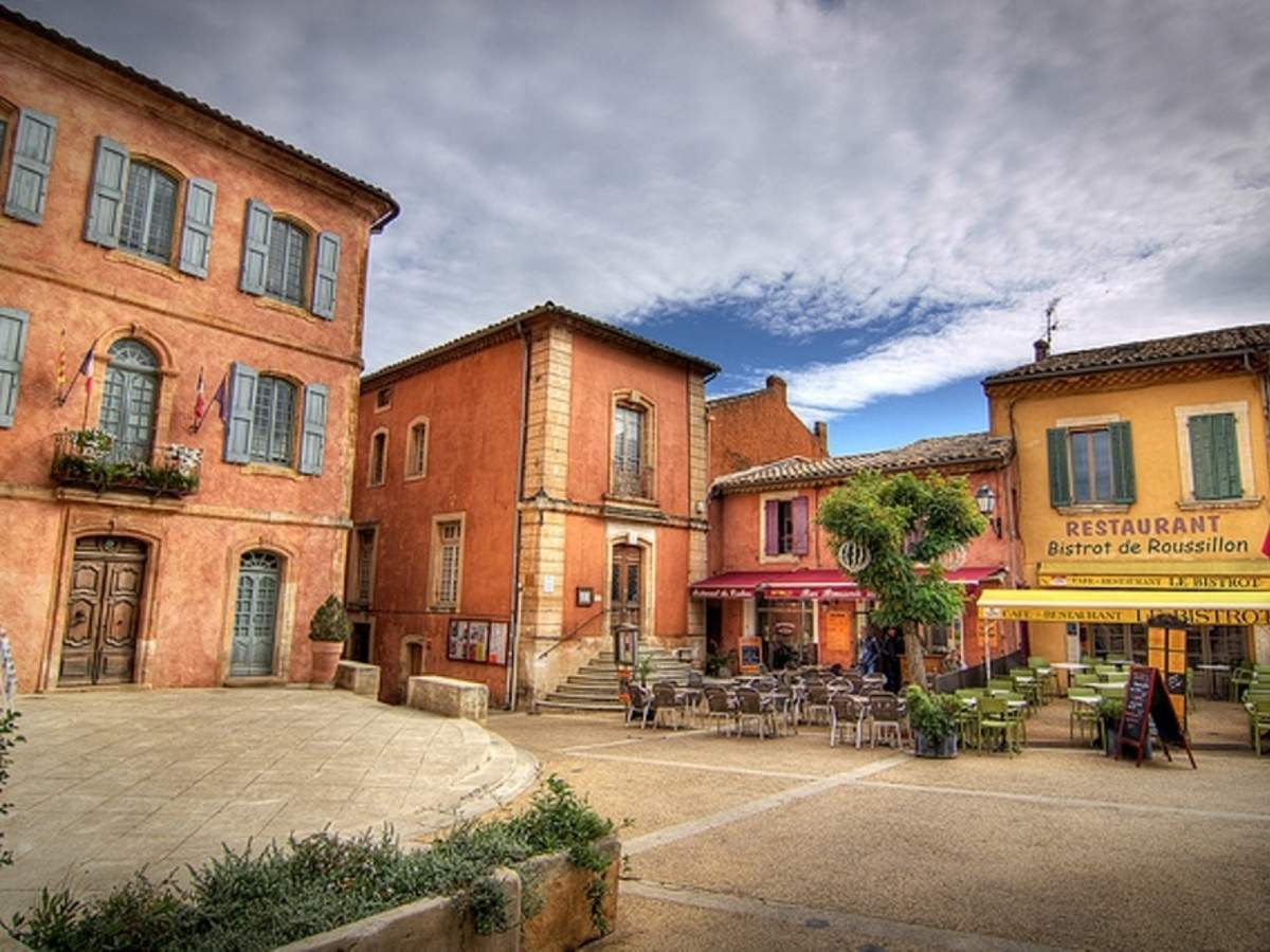 Roussillon Luberon Provence Francia red rock hill village