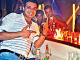Sumit Chawla, Raveena party with friends
