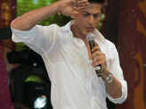 SRK performs at Police show