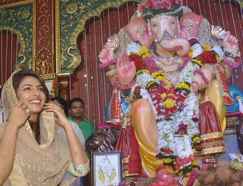 Bollywood Celebs Chant Ganpati Bappa