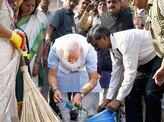Modi visits Rajgath, later on launches 'Swachh Bharat' campaign