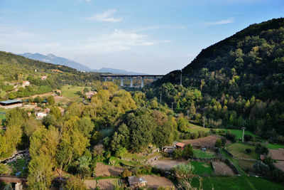 Castellfollit de la Roca - Cliff Top Town in Spain ~ Kuriositas