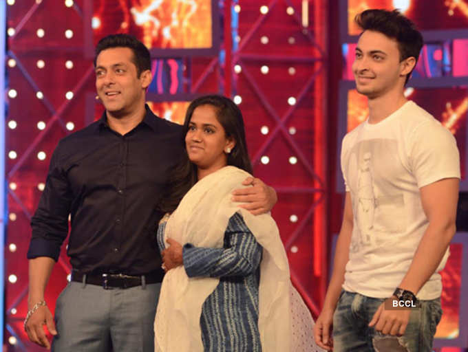 Arpita Khan-Aayush Sharma visit Salman on the sets of Bigg Boss 8
