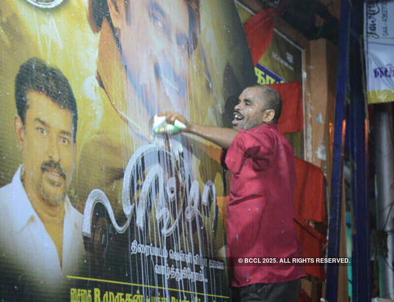 Lingaa&rsquo;s 1 am show @ Kasi theatre