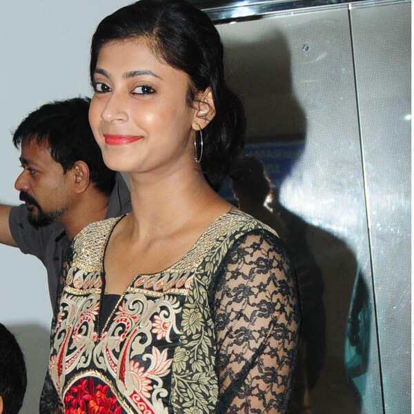 Parvathy Nambiar Wallpapers