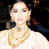 Article image for: Sonam Kapoor loses diamond necklace worth Rs 5 lakh