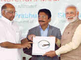 Modi heaps praises on Sharad Pawar
