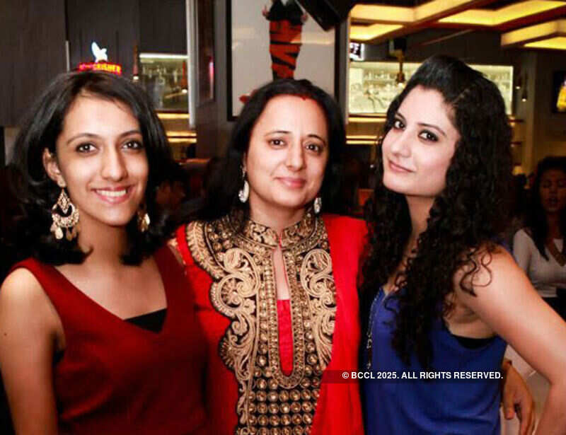 One Nite Stand performs @ The Studio Bar