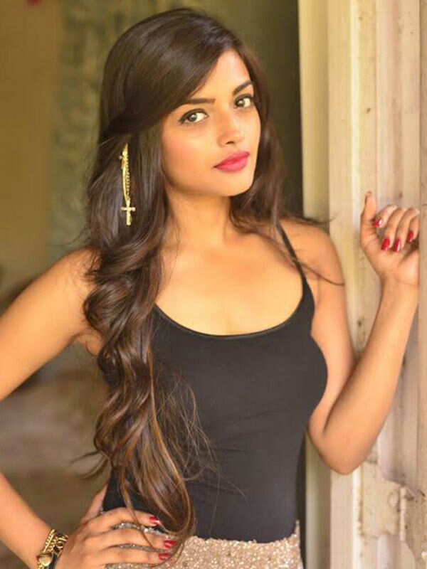 Ashna Zaveri Pictures