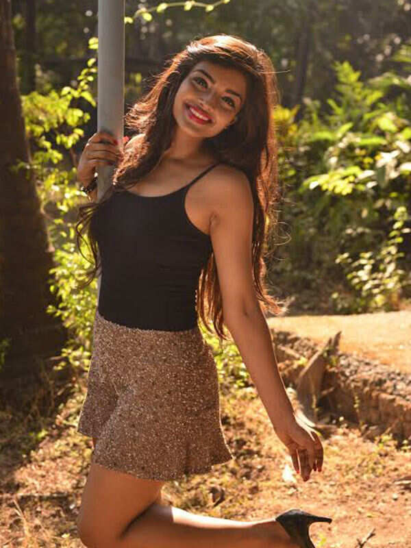 Ashna Zaveri Pictures