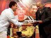 Sachin, Kambli felicitate Guru