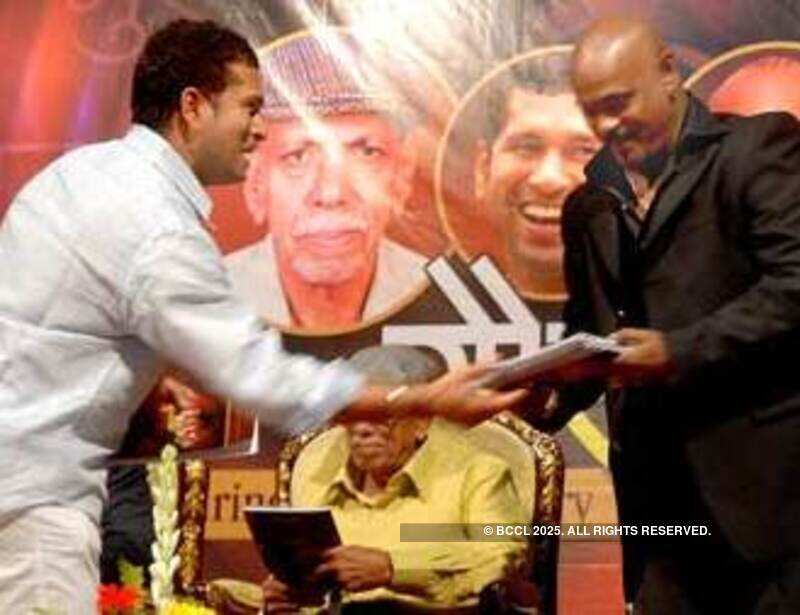 Sachin, Kambli felicitate Guru