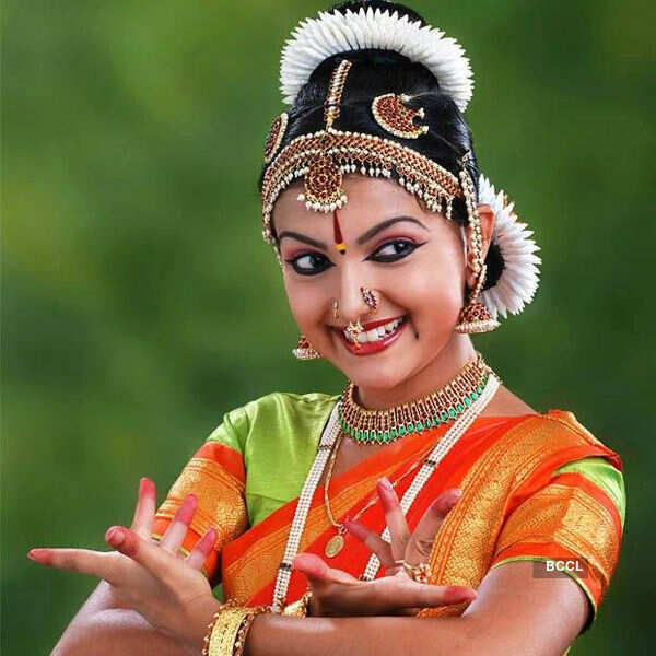 Saranya Mohan Wallpapers