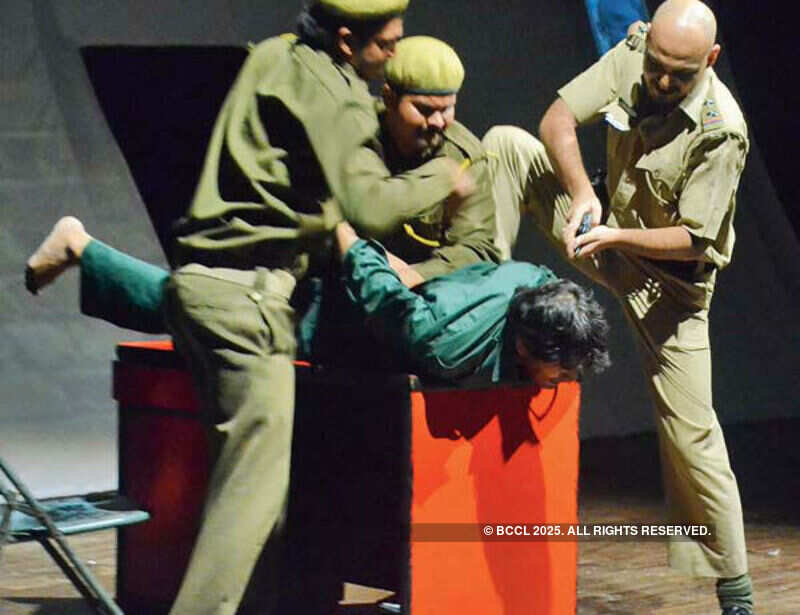 Hamari Adhuri Kahani: Play