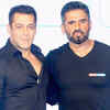 Article image for: Salman congratulates Sunil Shetty for new <i class="tbold">fitness show</i>