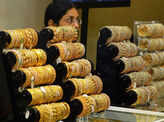 Gold falls on muted demand
