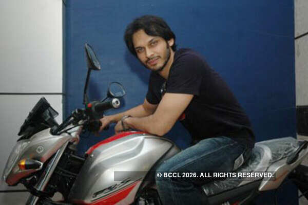 Akshay Kapoor Pictures