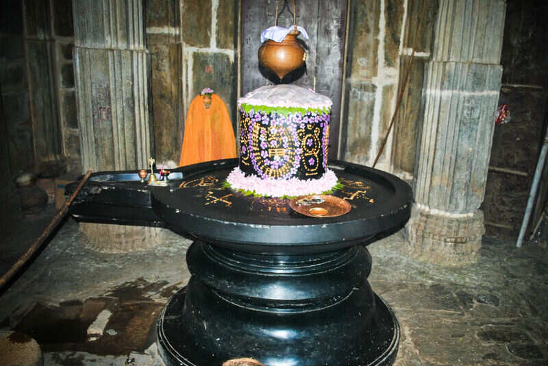 Shivalinga_inside_the_templeKumbhalgarh_Fort